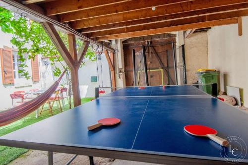 - une table de ping-pong avec 2 tables de ping-pong dans l'établissement Maison centre-ville avec jardin, à Orléans