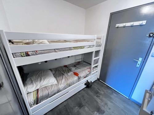 Cette chambre dispose de lits superposés. dans l'établissement Studio Cabine + Alcôve, 4 Couchages, Animaux admis - FR-1-702-72, au Cap d'Agde