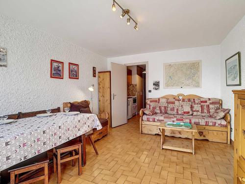 une chambre avec deux lits et une table dans l'établissement Studio cosy à La Clusaz - 4 pers, 27m², balcon - FR-1-818-106, à La Clusaz