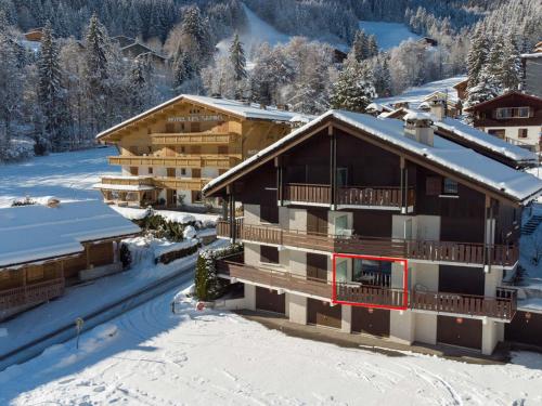 un lodge de ski avec de la neige au sol dans l'établissement Studio cosy à La Clusaz - 4 pers, 27m², balcon - FR-1-818-106, à La Clusaz