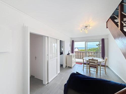 un salon avec une table et une salle à manger dans l'établissement Duplex 3 Pièces, 6 Pers., Vue Mer, Parking Privé - FR-1-465-130, à Merville-Franceville-Plage
