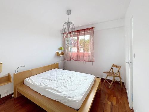 une chambre avec un lit et une fenêtre dans l'établissement Duplex 3 Pièces, 6 Pers., Vue Mer, Parking Privé - FR-1-465-130, à Merville-Franceville-Plage