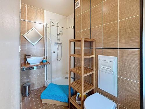 une salle de bain avec une douche, des toilettes et un lavabo dans l'établissement Duplex 3 Pièces, 6 Pers., Vue Mer, Parking Privé - FR-1-465-130, à Merville-Franceville-Plage
