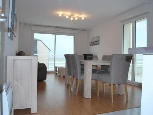 une salle à manger avec une table et des chaises dans l'établissement Appartement moderne 2 chambres, balcon plage, animaux admis - FR-1-482-158, à Fort-Mahon-Plage