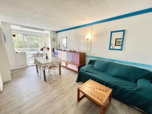 - une chambre avec un lit vert et une table dans l'établissement Appart P2 3 pers avec Garage & Piscine - FR-1-716-88, au Grau-du-Roi