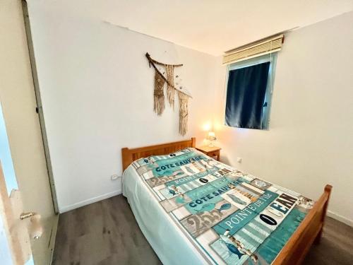 - une chambre avec un lit doté d'un tas d'argent dans l'établissement Appart P2 3 pers avec Garage & Piscine - FR-1-716-88, au Grau-du-Roi