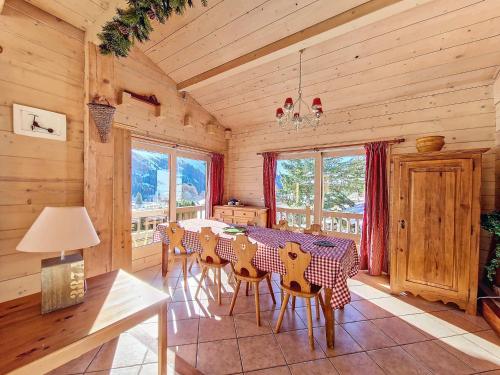 une salle à manger avec une table et des chaises dans une cabine dans l'établissement Chalet cosy à La Clusaz, 9 personnes, parking - FR-1-818-105, à La Clusaz