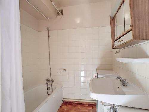 une salle de bain avec un lavabo, une baignoire et des toilettes dans l'établissement La Clusaz - Apt 4 pers, 35 m², Balcon, Casier à skis - FR-1-818-107, à La Clusaz