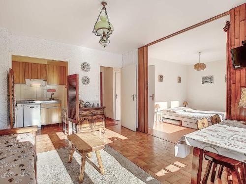 Il comprend un salon avec une cuisine et une chambre. dans l'établissement La Clusaz - Apt 4 pers, 35 m², Balcon, Casier à skis - FR-1-818-107, à La Clusaz