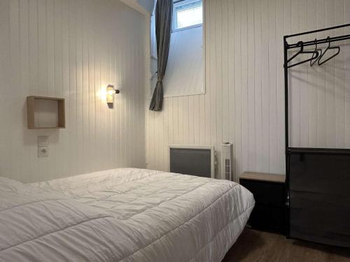 une chambre avec un lit blanc et une fenêtre dans l'établissement Appartement T2 à Banyuls, calme et proche plage - FR-1-225C-170, à Banyuls-sur-Mer