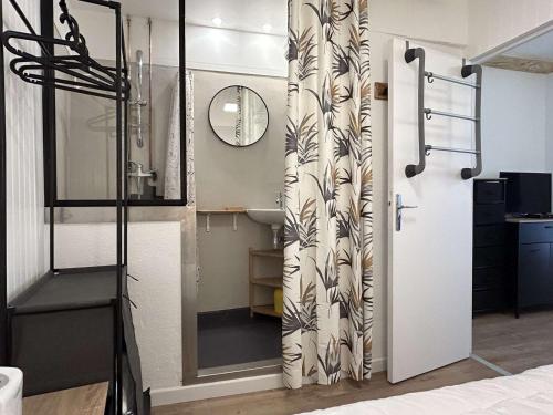 une salle de bain avec un rideau de douche et un lavabo dans l'établissement Appartement T2 à Banyuls, calme et proche plage - FR-1-225C-170, à Banyuls-sur-Mer