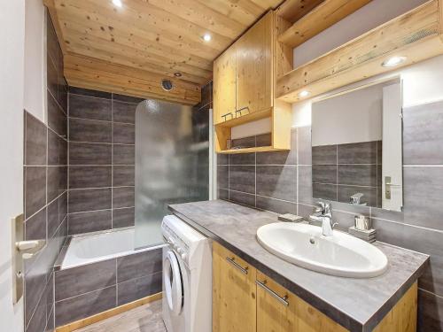une salle de bain avec un lavabo et une machine à laver dans l'établissement La Clusaz - Appartement cosy 6 pers, balcon et parking - FR-1-818-104, à La Clusaz