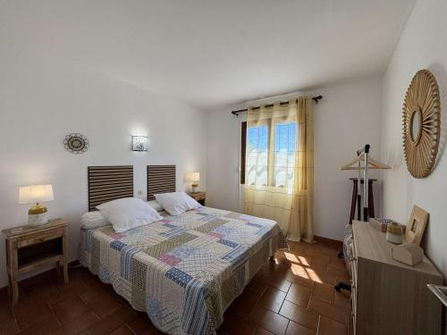 une chambre avec un grand lit et une fenêtre dans l'établissement Magnifique Villa T5 Proche Plage & Commerces - 8 Pers - Saint-Pierre-La-Mer - FR-1-795-68, à Fleury