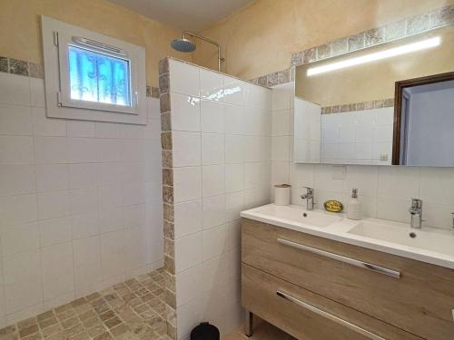 une salle de bain avec un lavabo et un miroir dans l'établissement Magnifique Villa T5 Proche Plage & Commerces - 8 Pers - Saint-Pierre-La-Mer - FR-1-795-68, à Fleury