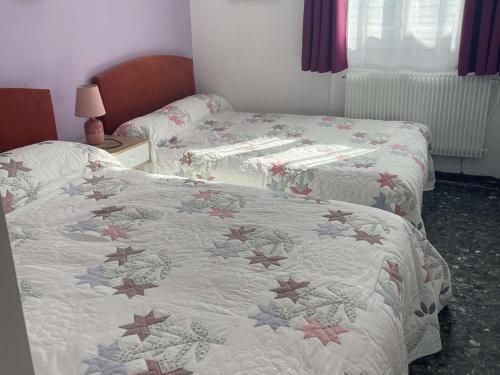 Un ou plusieurs lits dans un hébergement de l'établissement Appartement face mer climatisé avec parking au Grau-du-Roi - FR-1-731-141