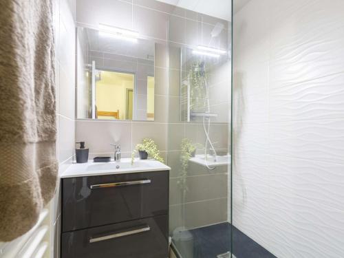 une salle de bain avec un lavabo et une douche en verre dans l'établissement Studio confortable près téléphérique, garage privé - FR-1-296-521, à Saint-Lary-Soulan