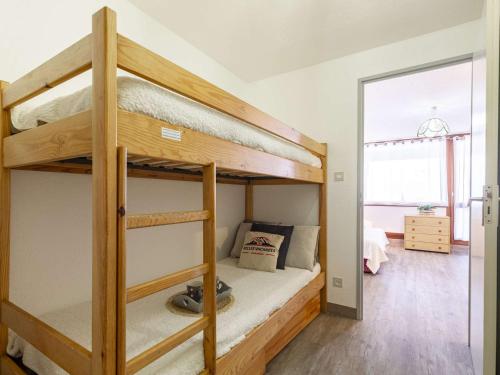 - une chambre avec 2 lits superposés et une porte dans l'établissement Studio confortable près téléphérique, garage privé - FR-1-296-521, à Saint-Lary-Soulan