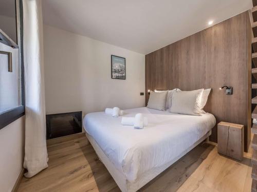 une chambre avec un grand lit blanc avec des serviettes dessus dans l'établissement Courchevel 1850 - Studio skis aux pieds, 4 pers, centre - FR-1-631-230, à Courchevel