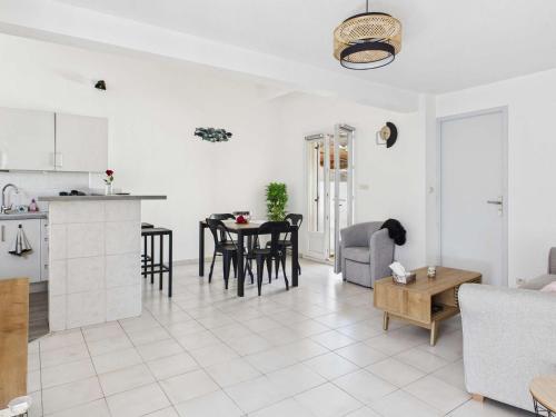 Il comprend une cuisine et un salon avec une table. dans l'établissement Maison 3 chambres climatisée proche plage - FR-1-423-327, au Grau-dʼAgde