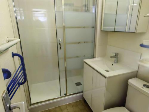 une salle de bain avec douche et lavabo dans l'établissement Joli T2 cabine climatisé au Cap d'Agde, piscine et parking, proche mer - FR-1-607-221, au Cap d'Agde