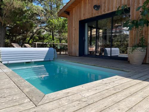 une piscine devant une maison dans l'établissement Villa avec piscine, plage Sud, à Lacanau