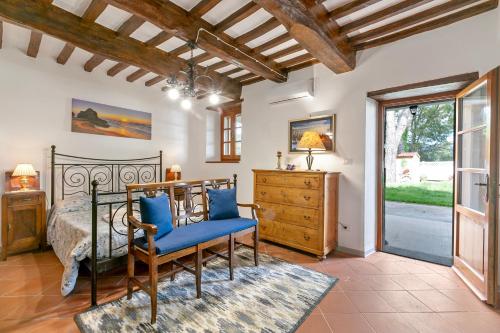 Ruang duduk di Borgo Panicale with Shared Pool and Garden