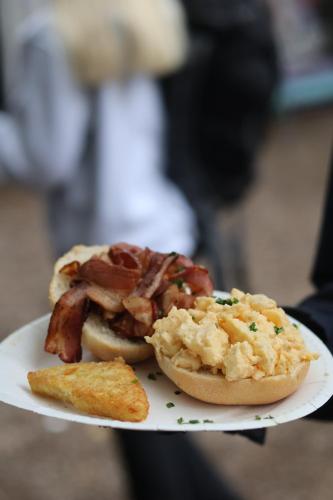 un piatto di cibo con un panino e pancetta di Oktoberfest and Springfest All-Inclusive Festival Camping a Monaco