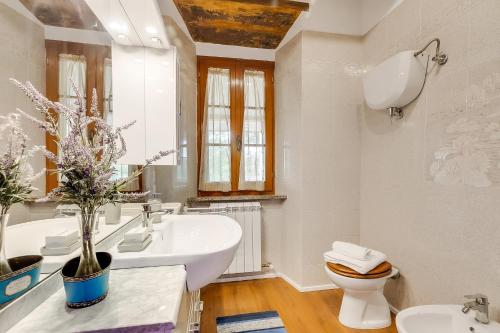 Bilik mandi di Borgo Panicale with Shared Pool and Garden