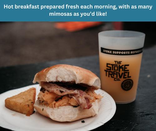 un panino su un piatto accanto a una tazza di caffè di Oktoberfest and Springfest All-Inclusive Festival Camping a Monaco