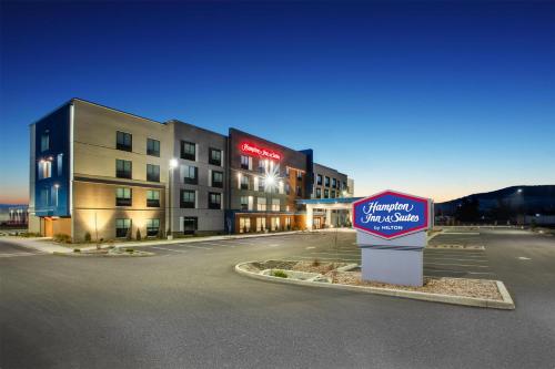 a sign in the middle of a street in front of a building at Hampton Inn & Suites La Grande, Or in La Grande