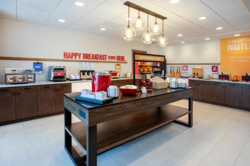 een keuken met een aanrecht in een restaurant bij Hampton Inn & Suites La Grande, Or in La Grande