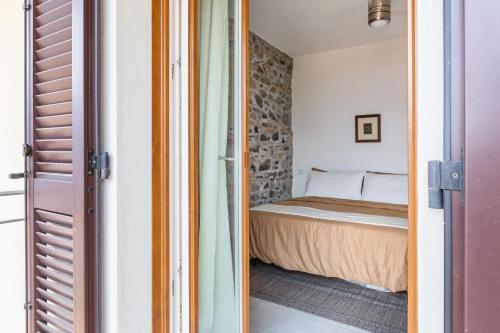 En eller flere senge i et værelse på Lake View Terrace Apartment by Rent All Como