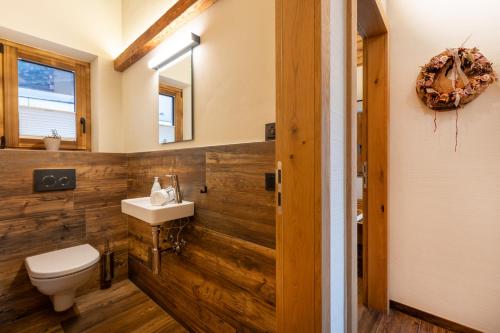 ノイキルヒェン・アム・グロースヴェンエーディガーにあるNationalpark Chalet Vorderkopfのトイレと洗面台付きのバスルーム