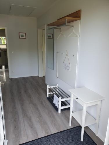 a room with a white table and a table at Naturblick in Aukrug