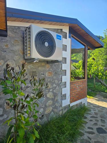 にあるGuesthouse Likaの建物の側面にある扇風機