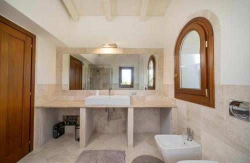 Ένα μπάνιο στο VILLA ALBA Esclusiva Villa con Piscina a Sfioro e Vista Mozzafiato sul Mare