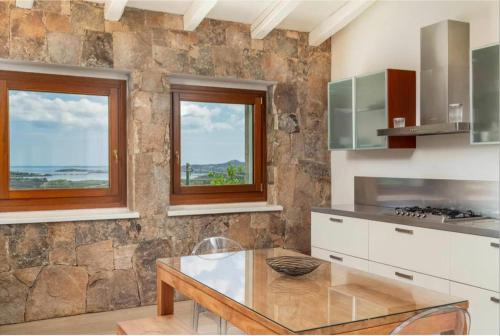 Η κουζίνα ή μικρή κουζίνα στο VILLA ALBA Esclusiva Villa con Piscina a Sfioro e Vista Mozzafiato sul Mare