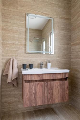 a bathroom with a sink and a mirror at Luxury Apartment Valley Views B11 in Xagħra