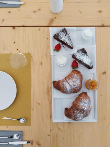 un tavolo con tre piatti di dessert sopra di Bellavista a Realmonte