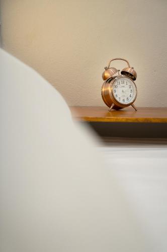 a gold alarm clock sitting on a shelf at satun muslimhome in Ban Khao Khrai