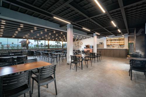 a dining room with tables and chairs in a restaurant at Sun Heaven Queen in Alanya