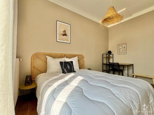 - une chambre avec un grand lit blanc dans l'établissement Appartements Balcony de Loire, à Tours