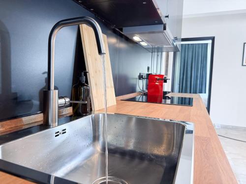 una cocina con fregadero y encimera en Central and Fully-Equipped, en Kavala