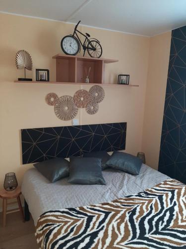 - une chambre avec un lit et un vélo sur le mur dans l'établissement MOBILHOME 4 places, à Sainte-Croix-de-Verdon