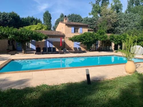 une piscine devant une maison dans l'établissement Villa la source, à Salernes