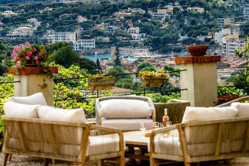 d'une terrasse avec des chaises et une table offrant une vue sur la ville. dans l'établissement Grande Bastide, Cassis, à Cassis