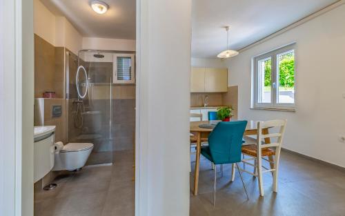 Ένα μπάνιο στο Apartments Pimpinella