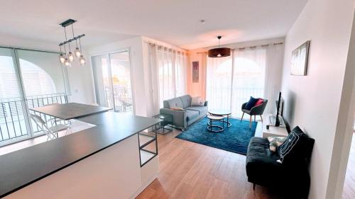 une cuisine et un salon avec une table et des chaises dans l'établissement le quai douillet, à Bordeaux