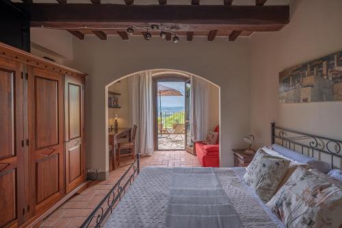 Postel nebo postele na pokoji v ubytování Casa Marlèn - Medieval Borgo & pool - ItalyWeGo