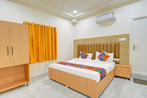 Postel nebo postele na pokoji v ubytování FabHotel Lexus Grand- Nr GSM Mall, Miyapur